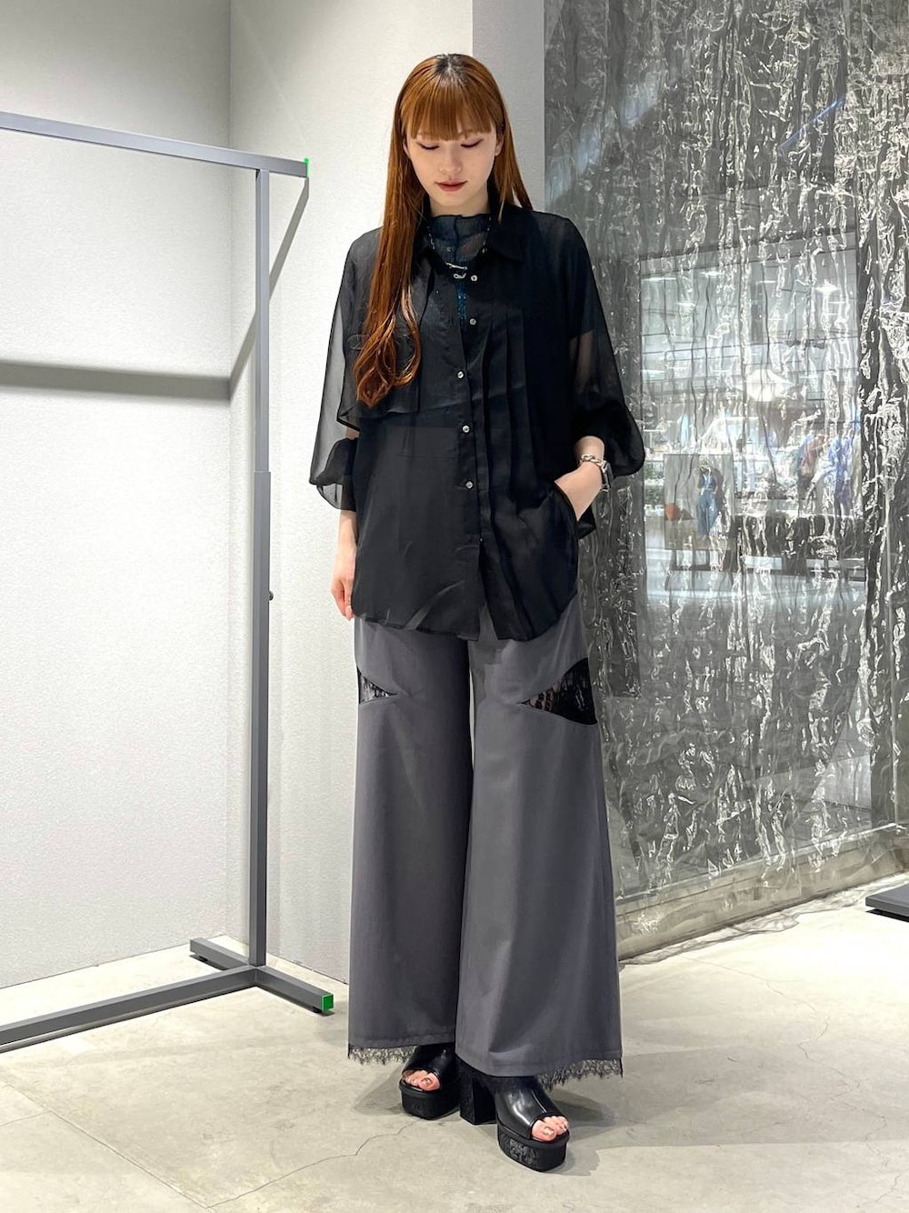 「HARE、ブーツ、女子会、バッグ、ベルト、ネックレス、着痩せ・細見え、モード、きれいめ、休日コーデ、デート/ロマンティック」｜「HAREのシアープリーツシャツ(HARE)（シャツ/ブラウス、ブラック系）」を使った、すずかぜさん（レディース・162cm）の夏コーディネートの1枚目の写真