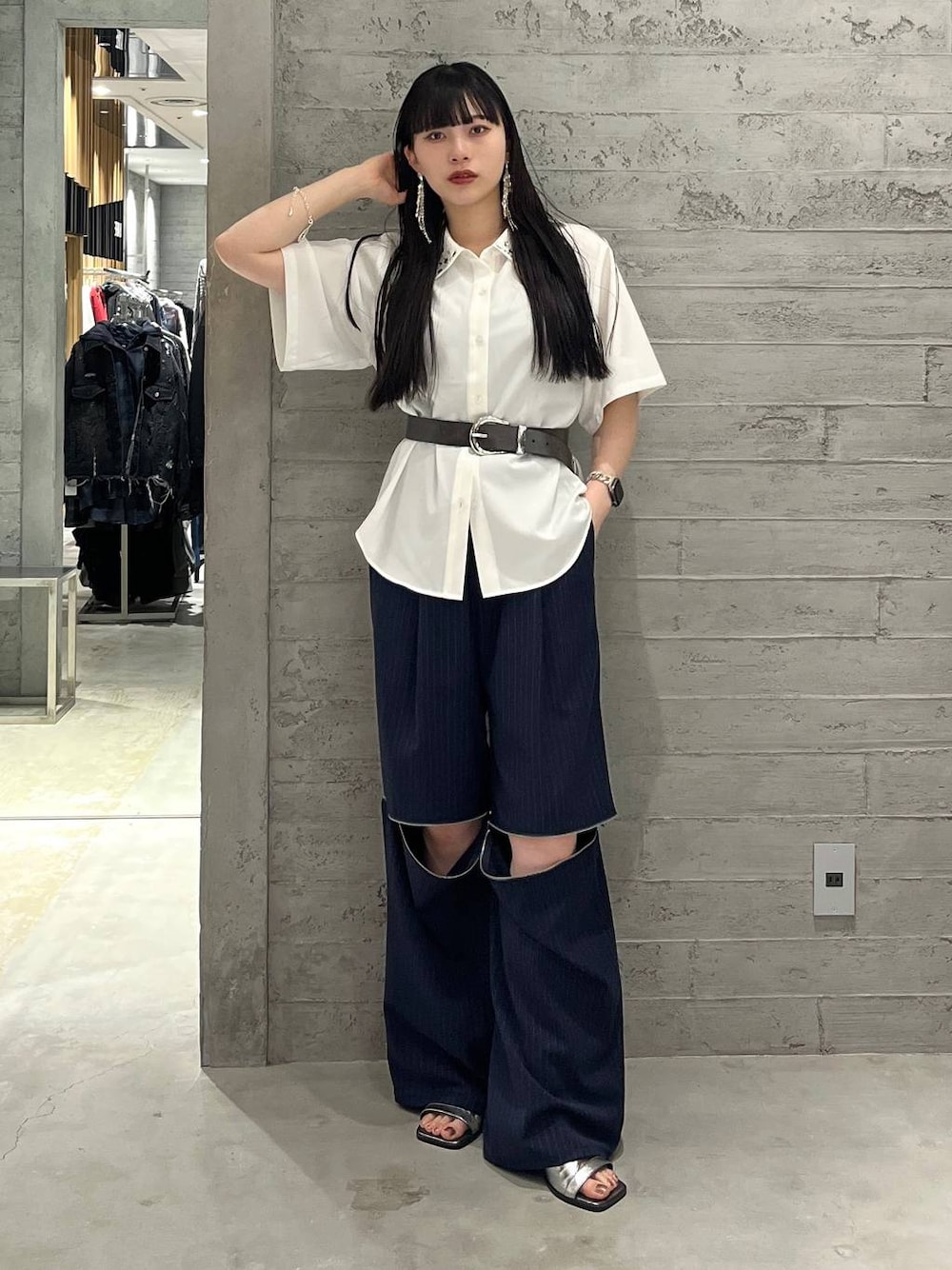 シルバー系のサンダル、ホワイト系のシャツ/ブラウス、その他のスラックスを着用したレディースの春コーディネートの1枚目の写真