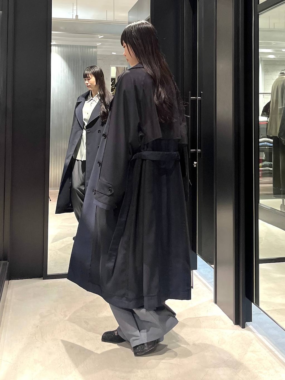 「バッグ、ベルト、ネックレス、HARE、ブーツ、着痩せ・細見え、モード、きれいめ、休日コーデ、デート/ロマンティック、女子会」｜「HAREの【SET UP対応】TOROMIシシュウシャツ(HARE)（シャツ/ブラウス、グリーン系）」を使った、すずかぜさん（レディース・162cm）の冬コーディネートの1枚目の写真