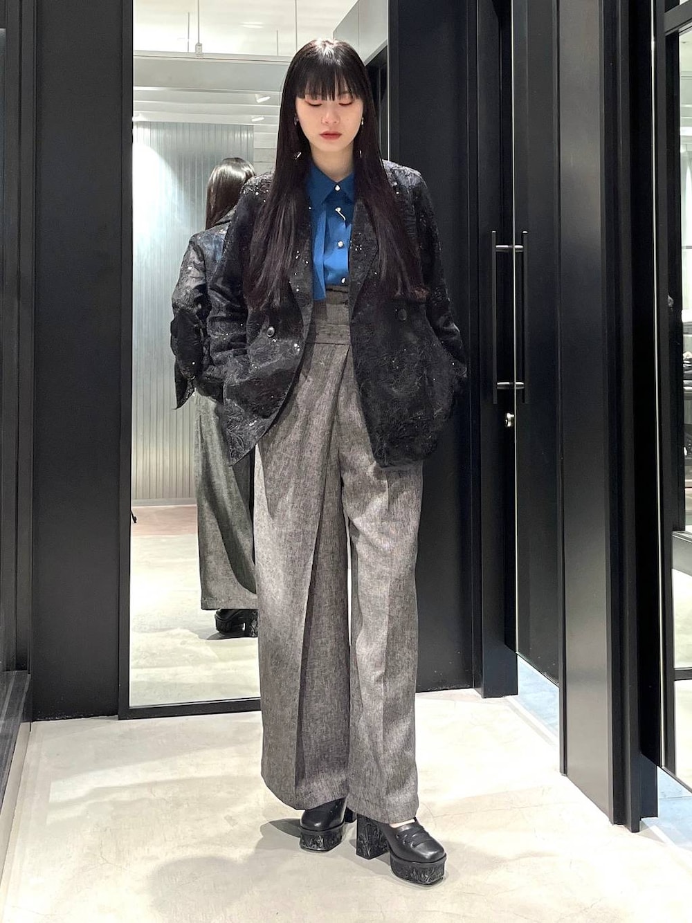 ブルー系のシャツ/ブラウス、ブラック系のパンプス、ブラック系のその他パンツを着用したレディースの春コーディネートの1枚目の写真