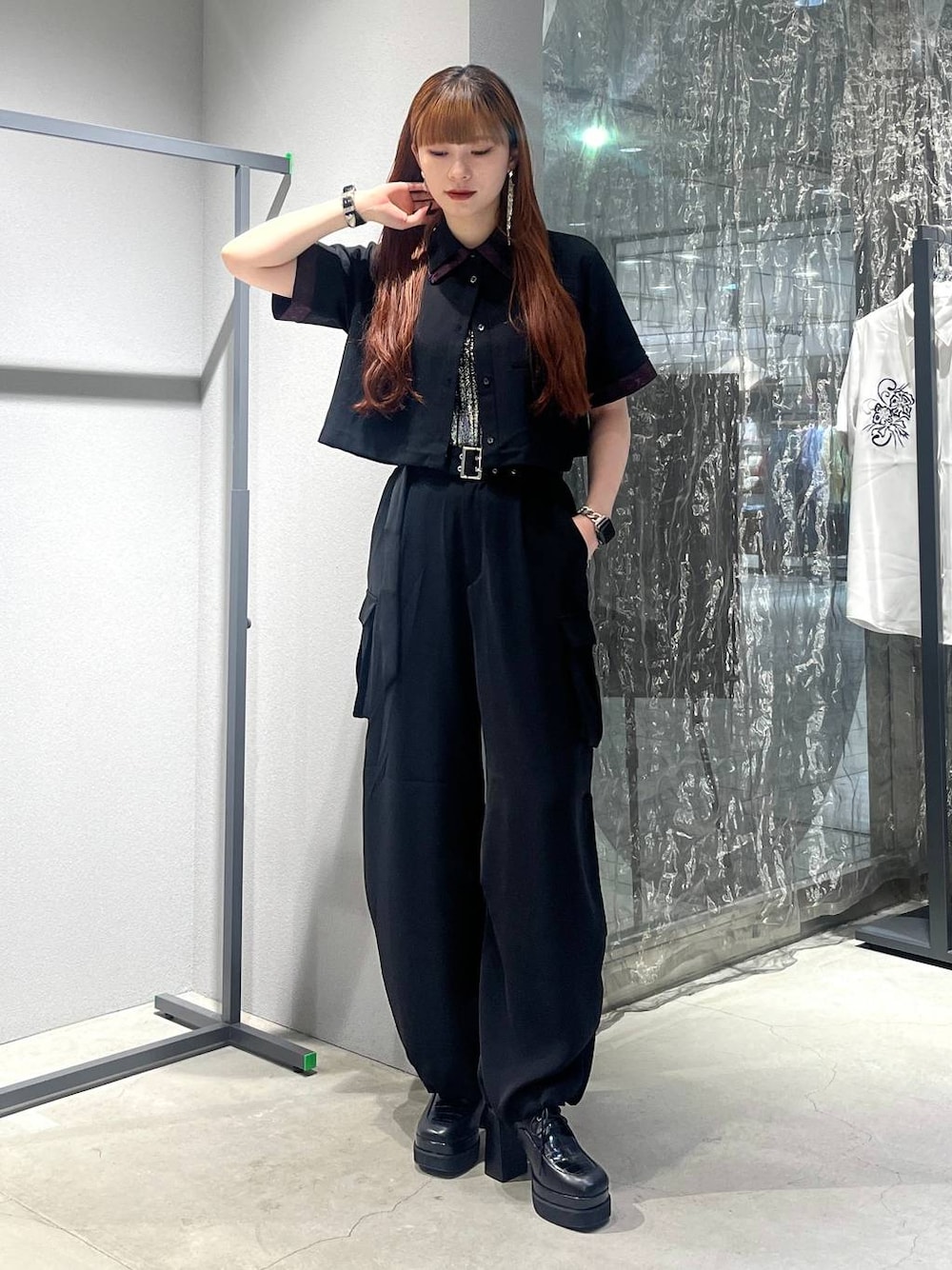「着痩せ・細見え、モード、きれいめ、休日コーデ、デート/ロマンティック、女子会、バッグ、ベルト、ネックレス、HARE、ブーツ」｜「HAREの2WAYトロミワイドカーゴパンツ(HARE)（カーゴパンツ、ブラック系）」を使った、すずかぜさん（レディース・162cm）の夏コーディネートの1枚目の写真