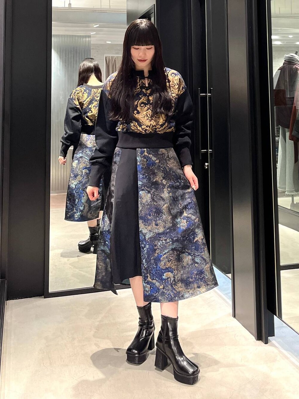 「着痩せ・細見え、モード、きれいめ、休日コーデ、デート/ロマンティック、女子会、バッグ、ベルト、ネックレス、HARE、ブーツ」｜「HAREのラメアートジャガードキリカエスカート(HARE)（スカート、ブルー系）」を使った、すずかぜさん（レディース・162cm）の秋コーディネートの1枚目の写真