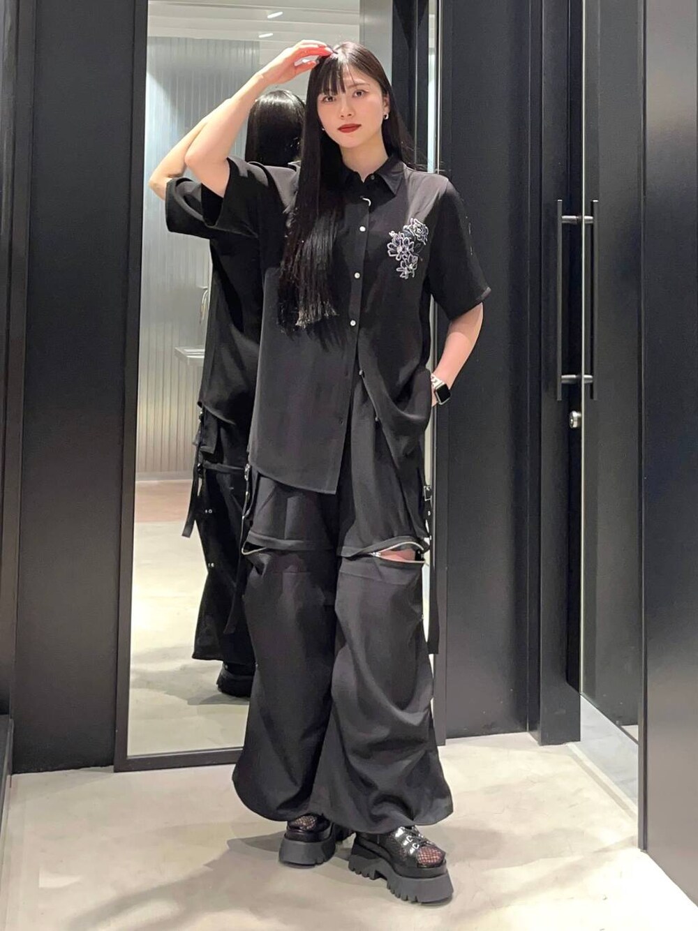 ブラック系のサンダル、ブラック系のカーゴパンツ、ブラック系のシャツ/ブラウスを着用したレディースの春コーディネートの1枚目の写真