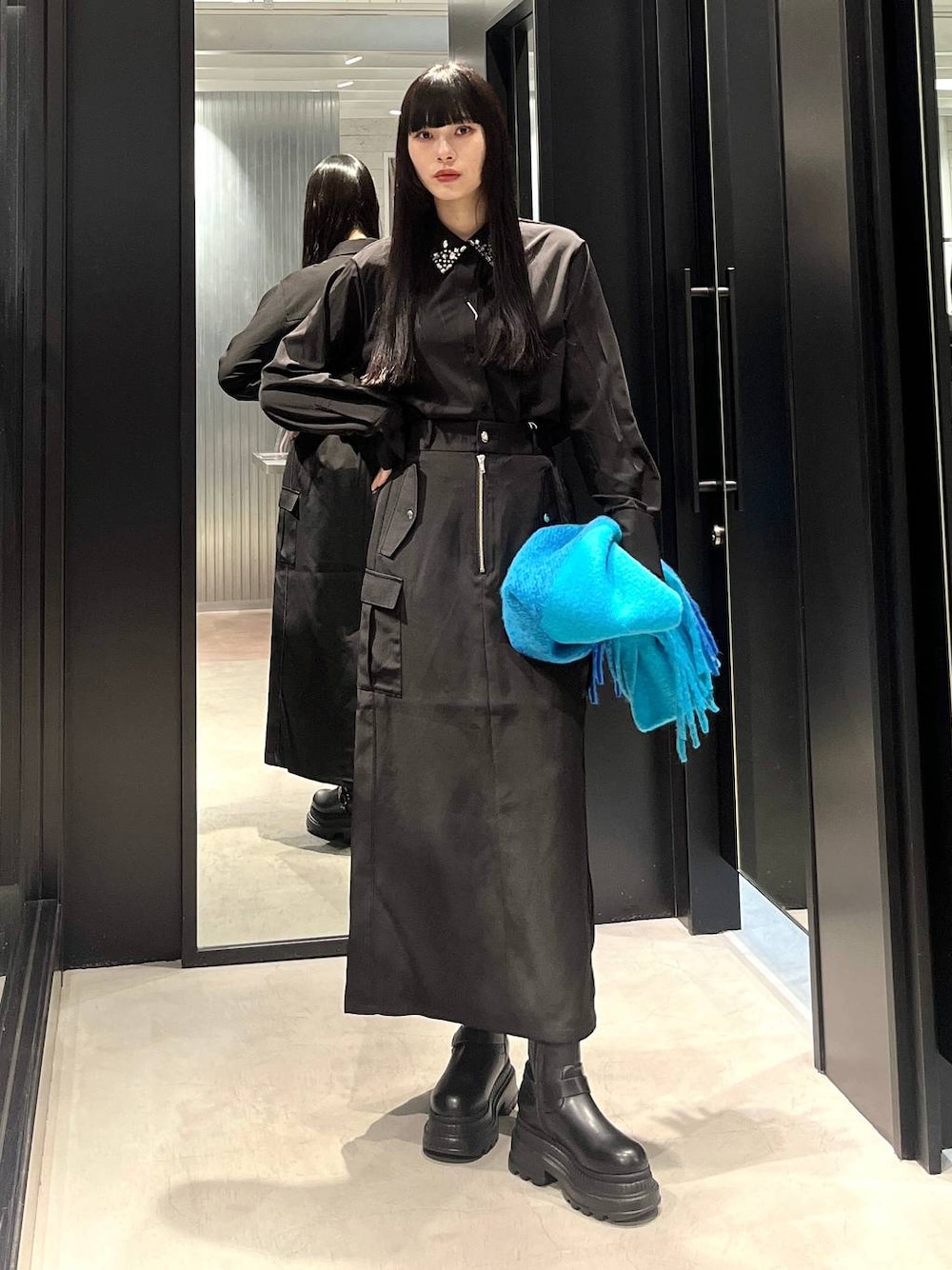 ブラック系のシャツ/ブラウス、ブラック系のスカート、ブラック系のブーツを着用したレディースの冬コーディネートの1枚目の写真