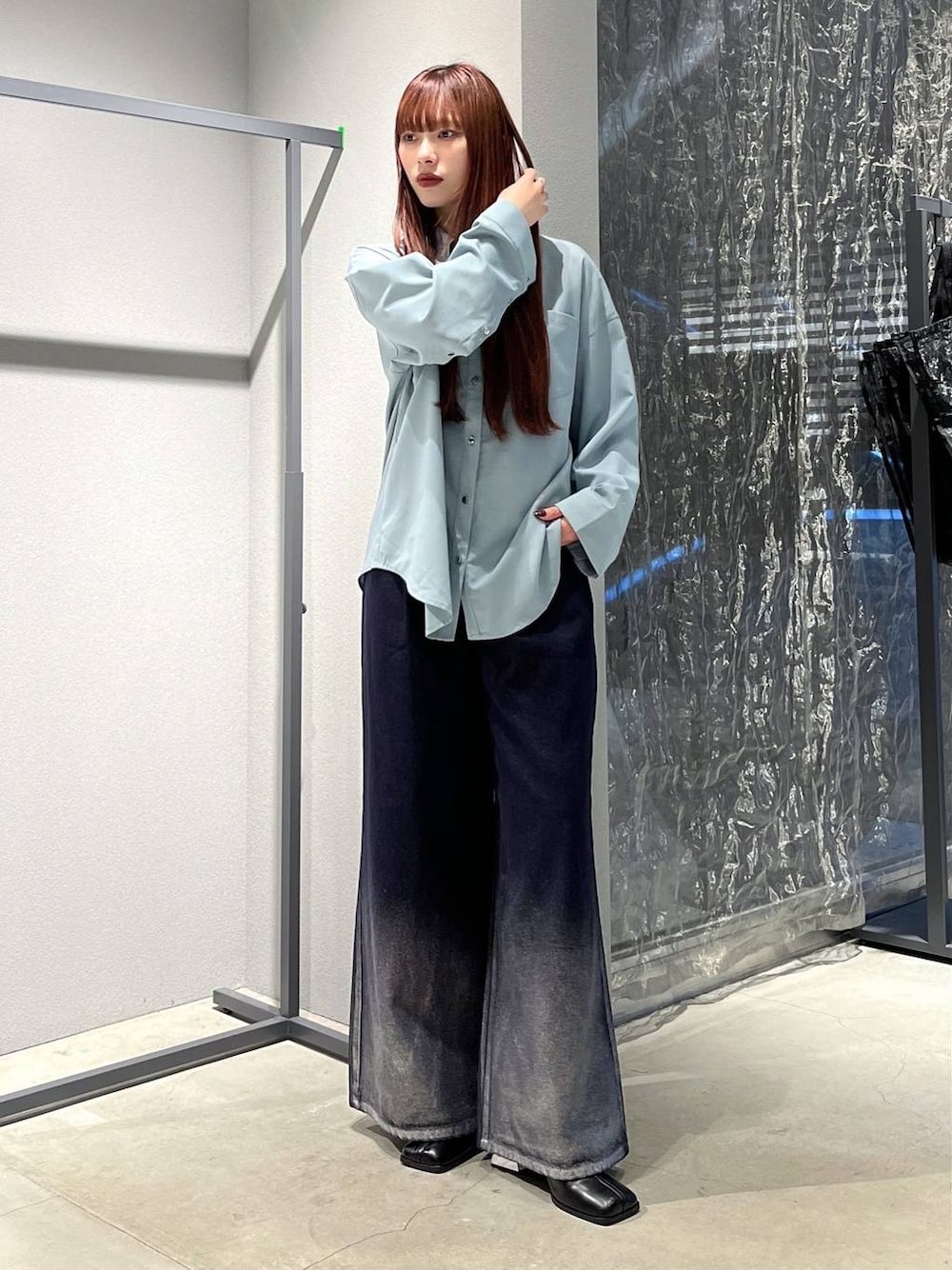 ブラック系のブーツ、ブルー系のデニムパンツを着用したレディースの夏コーディネートの1枚目の写真