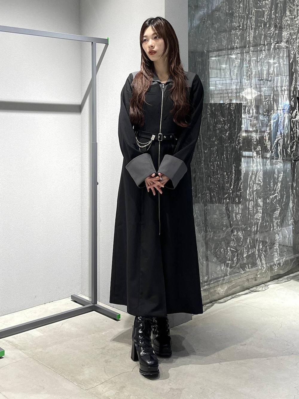 ブラック系のブーツ、ブラック系のワンピース、シルバー系のブローチ/コサージュを着用したレディースの秋コーディネートの1枚目の写真