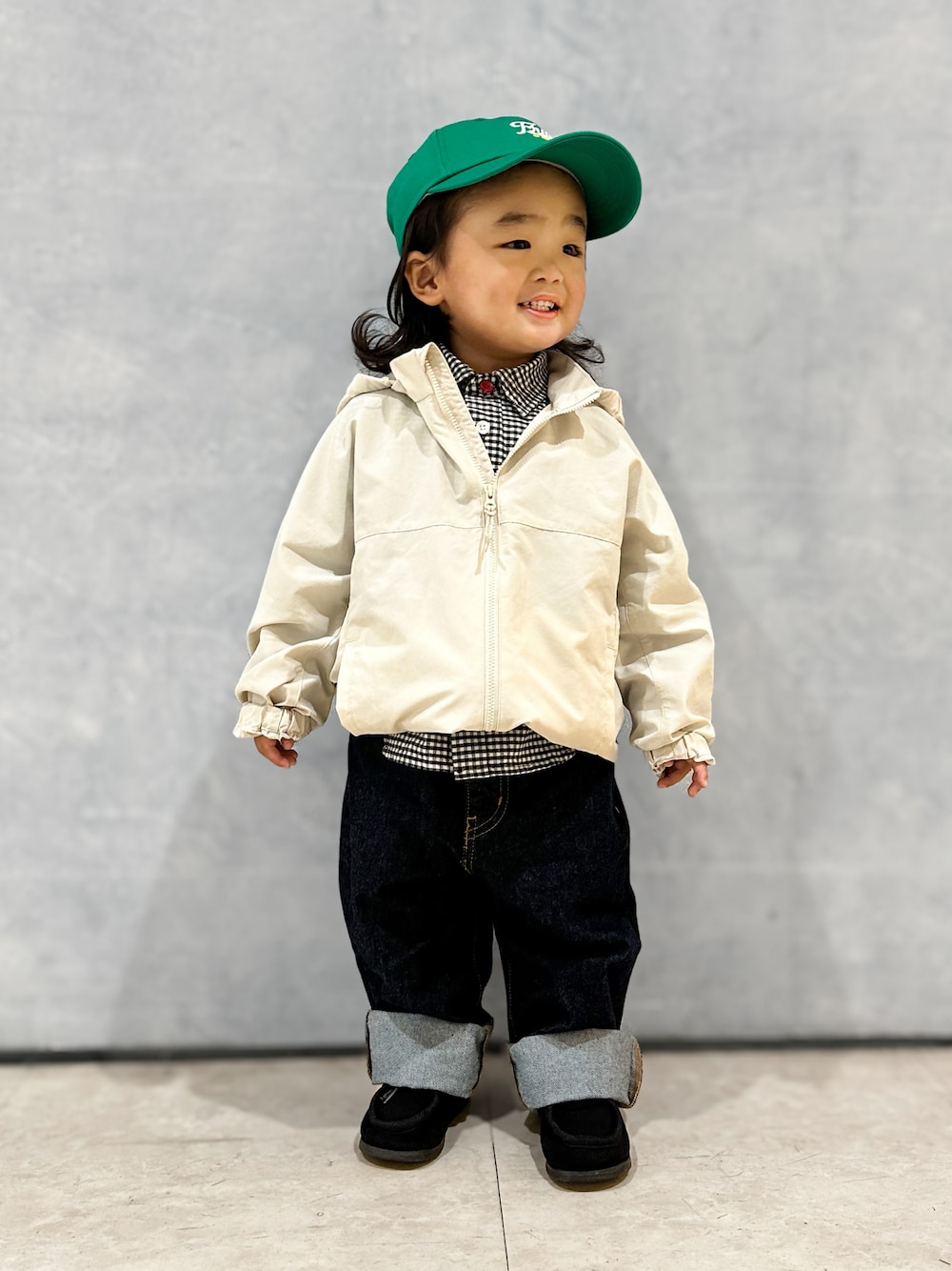 「シンプルコーデ、UNIQLO、モカシン、デッキシューズ、春コーデ、春アウター、デニムパンツ、キャップ、ギンガムチェックシャツ、lowrysfarmkids、2歳、男の子、春服コーデ、ストリート、BREEZE」｜「FRUIT OF THE LOOMのFRUIT OF THE LOOM　EMBROIDERY Kids CAP type C（キャップ、グリーン系）」を使った、aokunさん（キッズ・90cm）の冬コーディネートの1枚目の写真