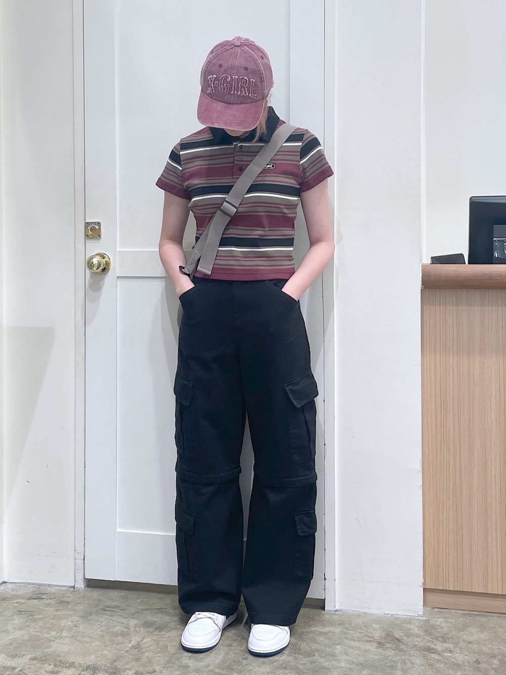 「x-girl、エックスガール、tops、トップス、ポロシャツ、ボーダー、pants、パンツ、2way、カーゴパンツ、ハーフパンツ、CAP、キャップ、バッグ、メッセンジャーバッグ」｜「X-girlの2WAY CARGO PANTS（カーゴパンツ、ブラック系）」を使った、あかさん（メンズ・166cm）の夏コーディネートの1枚目の写真
