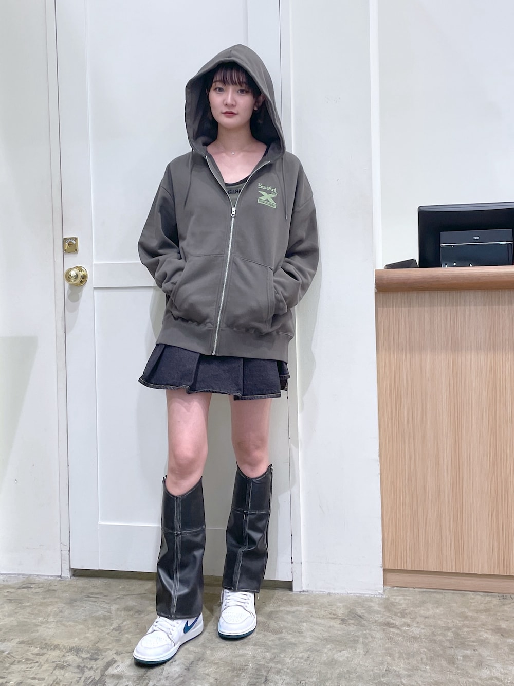「x-girl、エックスガール、tops、トップス、スウェット、パーカー、ジップパーカー、スカート、Skirt、ミニスカート、デニムスカート、レッグウォーマー」｜「X-girlのBY X-GIRL FOR X ZIP UP SWEAT HOODIE（パーカー、グリーン系）」を使った、あかさん（メンズ・166cm）の秋コーディネートの1枚目の写真