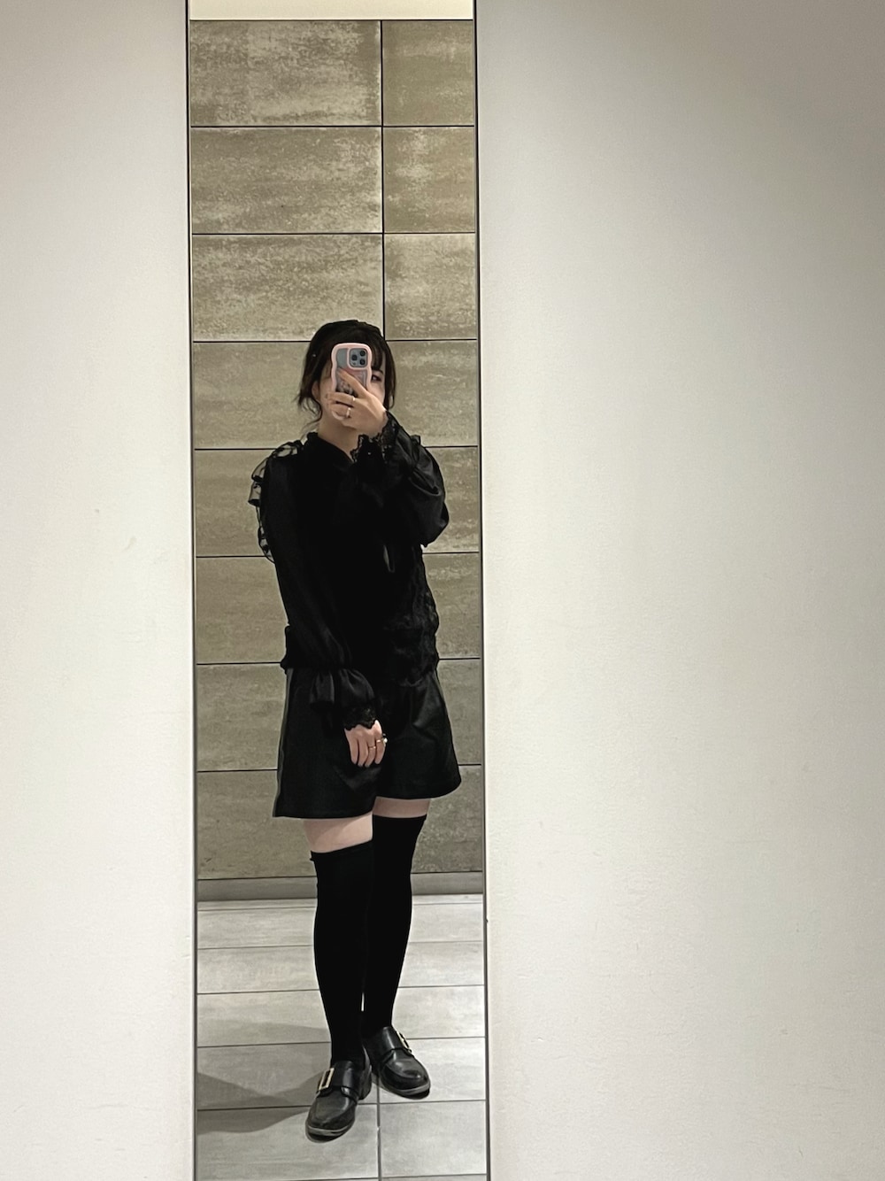 「フリル、お出かけコーデ、ガーリー、ブラックコーデ、ブラウス、ブラック、レザーパンツ、ショートパンツ、158cm」｜「Shoes in Closetの超軽量マニッシュ バックル付き ローファー 7666（ローファー、ブラック系）」を使った、R i o n aさん（骨格ウェーブ・レディース・158cm）の春コーディネートの1枚目の写真