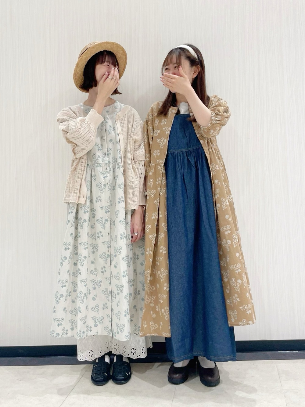 ホワイト系のカーディガン/ボレロ、ホワイト系のワンピース、ホワイト系のその他パンツを着用したレディースの春コーディネートの1枚目の写真