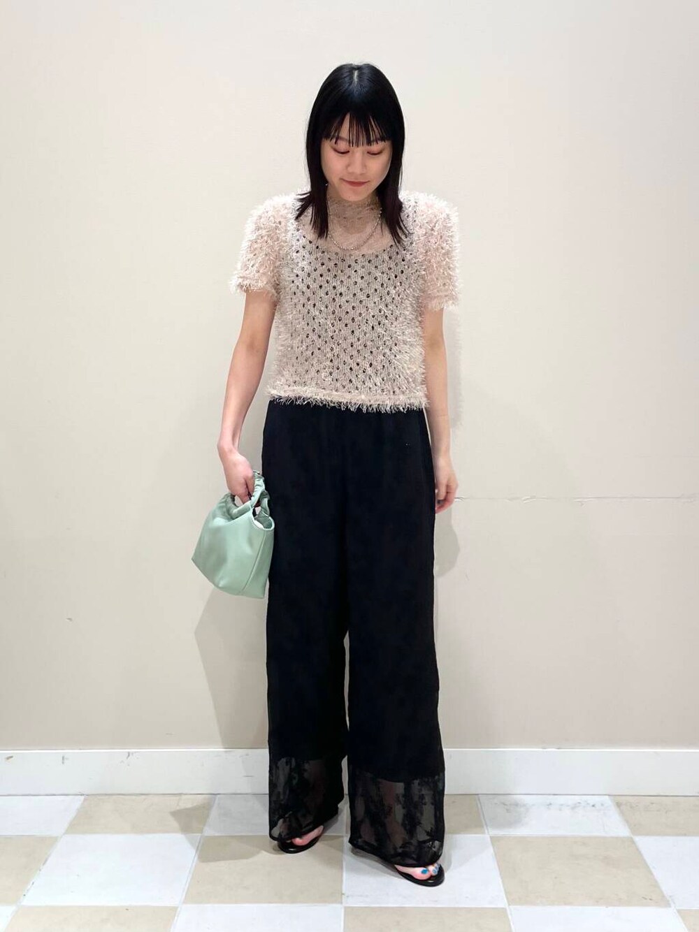 「カジュアルコーデ、夏コーデ、休日コーデ、20代、大人コーデ、サンダルコーデ、お出かけコーデ、楽ちんコーデ」｜「RODE SKOのギャザーハンドルバッグ（ショルダーバッグ、グリーン系）」を使った、イツミさん（レディース・160cm）の夏コーディネートの1枚目の写真