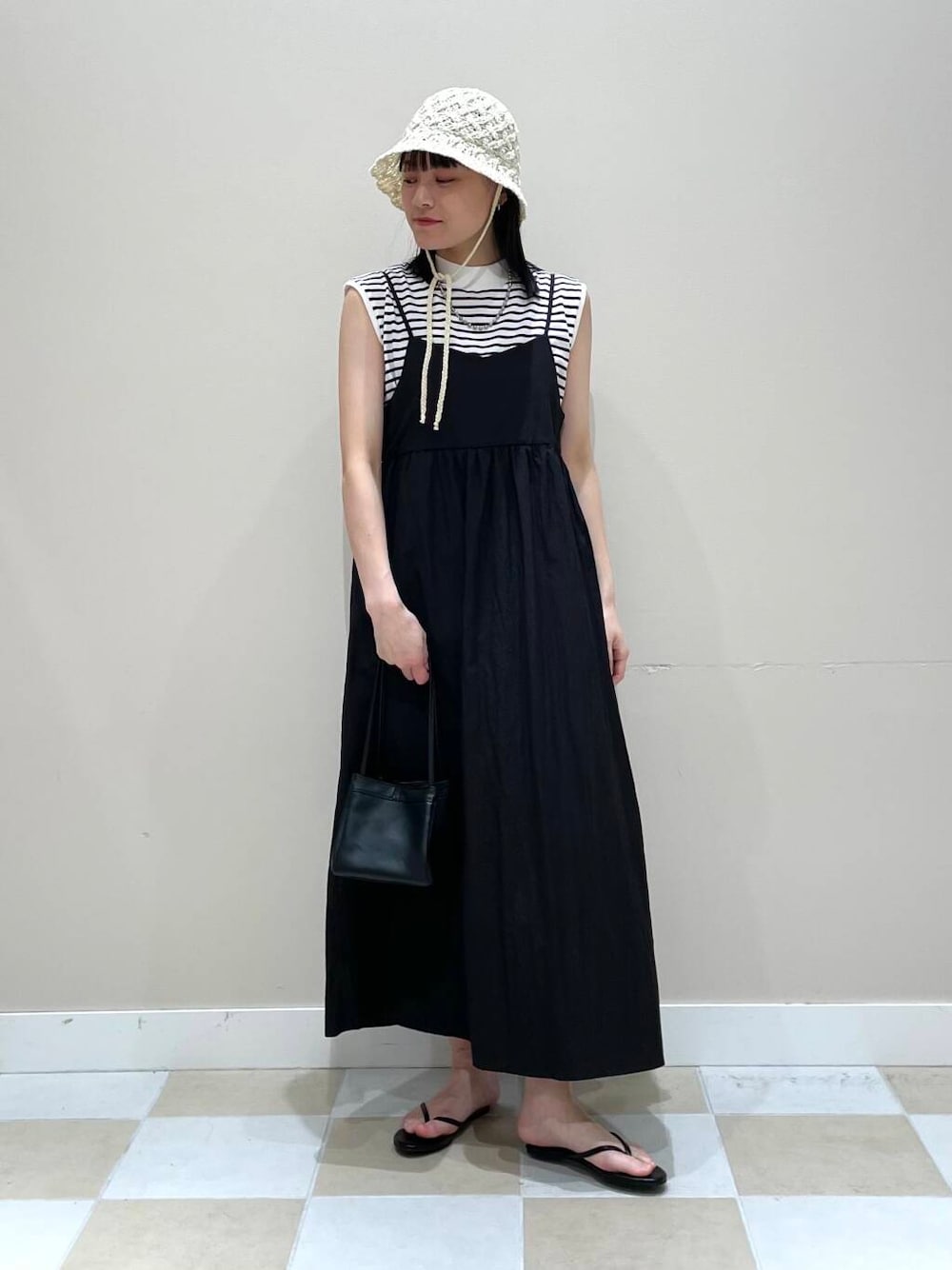 「ワンピース、カジュアルコーデ、サンダル、夏コーデ、20代、サンダルコーデ、お出かけコーデ、アウトドアコーデ、楽ちんコーデ」｜「ITEMS URBANRESEARCHのフレンチTシャツ×キャミワンピースセット（ワンピース、ホワイト系）」を使った、イツミさん（レディース・160cm）の夏コーディネートの1枚目の写真