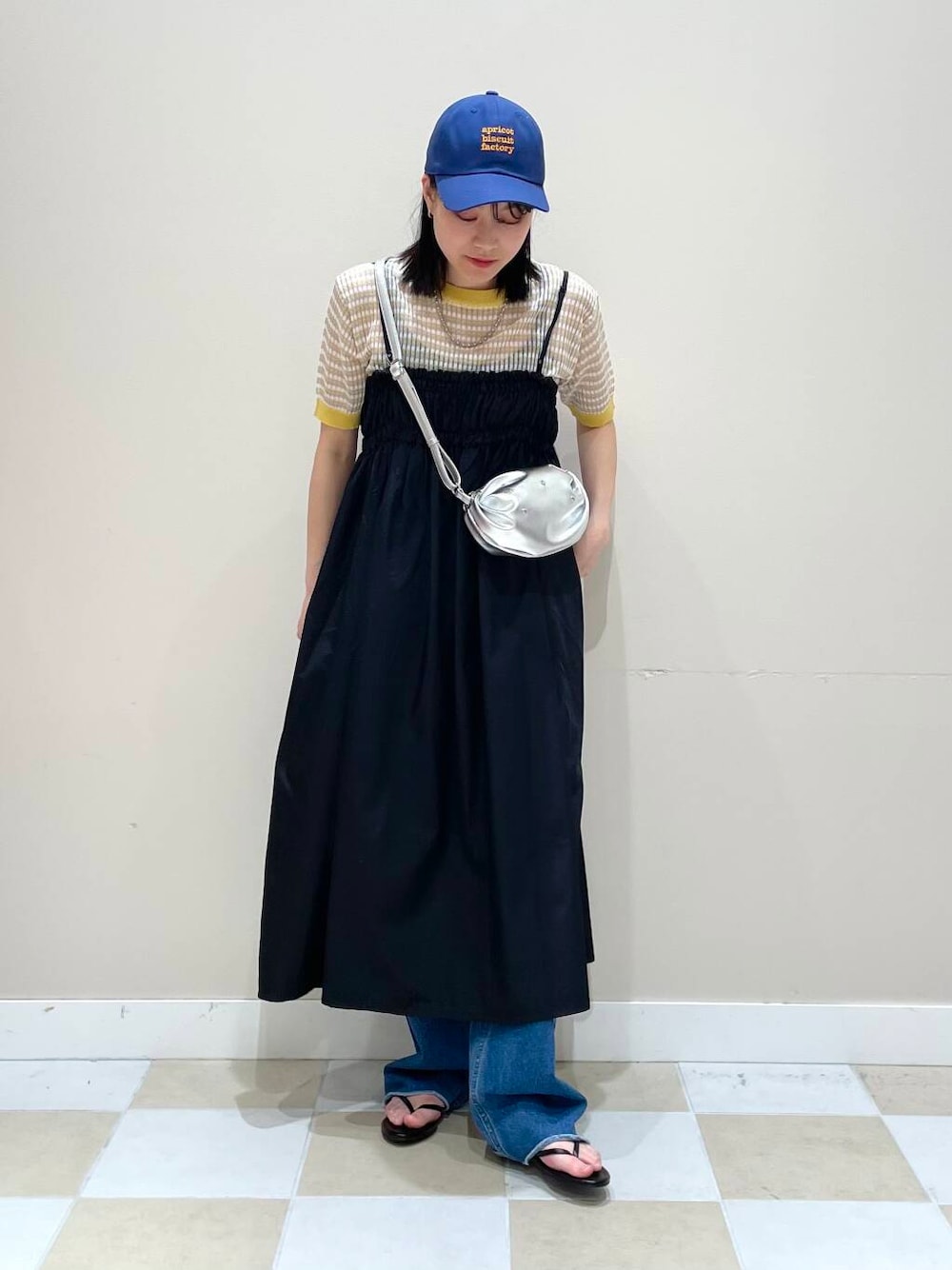 「ワンピース、カジュアルコーデ、休日コーデ、20代、サンダルコーデ、お出かけコーデ、骨格ウェーブ、楽ちんコーデ、キレイめコーデ」｜「SMELLYのカラーロゴキャップ（キャップ、ブルー系）」を使った、イツミさん（レディース・160cm）の春コーディネートの1枚目の写真