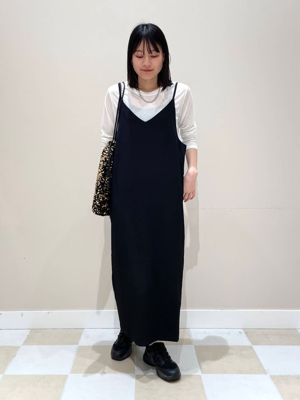 「ワンピース、カジュアルコーデ、春コーデ、休日コーデ、お出かけコーデ、楽ちんコーデ」｜「RODE SKOのスパンコールドロストトートバッグ（トートバッグ、ゴールド系）」を使った、イツミさん（レディース・160cm）の春コーディネートの1枚目の写真