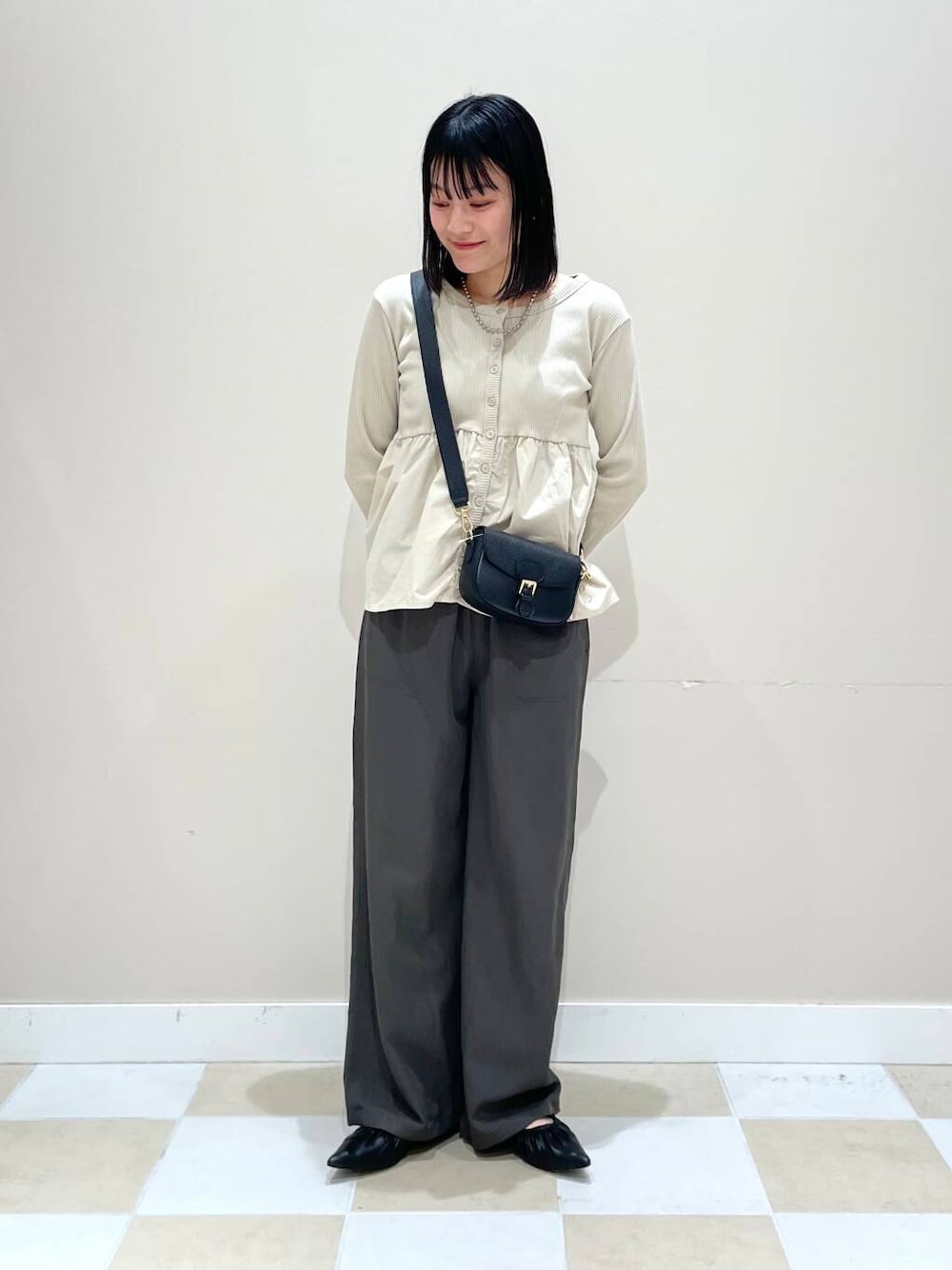 「カジュアルコーデ、春コーデ、休日コーデ、20代、お出かけコーデ、骨格ウェーブ、楽ちんコーデ」｜「URBAN RESEARCHのレザーフラップショルダーバッグ（ショルダーバッグ、ブラック系）」を使った、イツミさん（レディース・160cm）の春コーディネートの1枚目の写真