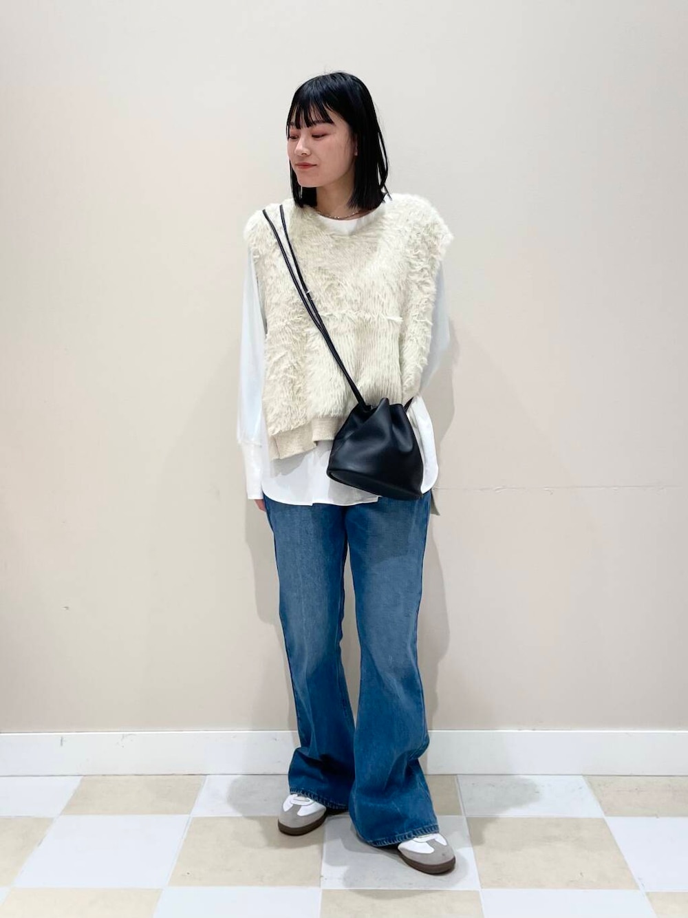 「カジュアルコーデ、休日コーデ、20代、お出かけコーデ、骨格ウェーブ、楽ちんコーデ、キレイめコーデ、サンバ」｜「SENSE OF PLACE by URBAN RESEARCHのセンタープレスフレアデニム（デニムパンツ、ブルー系）」を使った、イツミさん（レディース・160cm）の春コーディネートの1枚目の写真
