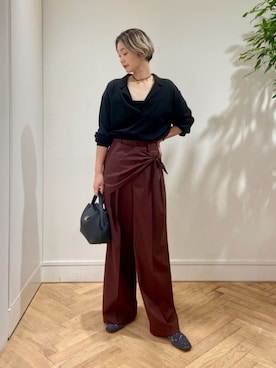 「アイテム（スラックス、レッド系）」を使った、Ishii_TOMORROWLANDさん（レディース・165cm）の秋コーディネート