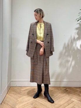 「イエロー」｜「アイテム（ブーツ）」を使った、Ishii_TOMORROWLANDさん（レディース・165cm）の秋コーディネート