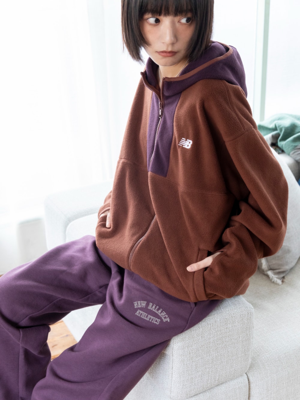 「フリース、冬アウター、最近のいい感じコーデ、スポーツミックス、リラックスコーデ、スウェット、スウェットパンツ、スウェットコーデ、秋冬コーデ、冬コーデ、ニューバランス、New Balance、NEWBALANCE、NEW  BALANCE 」｜「NEW BALANCEのグラフィックフレンチテリーパンツ(裏起毛)（スウェットパンツ、パープル系）」を使った、New Balanceさん（レディース・168cm）の秋コーディネートの1枚目の写真