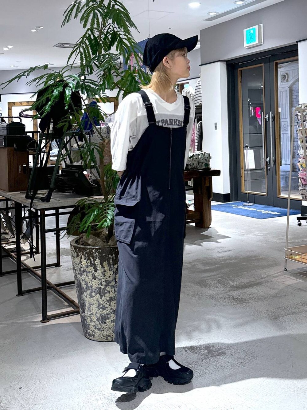 「メンズライク、ストリート、ユニセックス、カジュアル、niko and ...、春コーデ、モノトーン、キャップ」｜「niko and...のメッシュナンバリングプルオーバー（Tシャツ/カットソー、ホワイト系）」を使った、もずさん（レディース・165cm）の春コーディネートの1枚目の写真