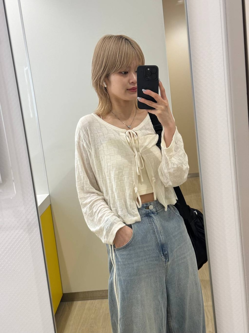 ベージュ系のキャミソール、ホワイト系のカーディガン/ボレロを着用したレディースの春コーディネートの1枚目の写真