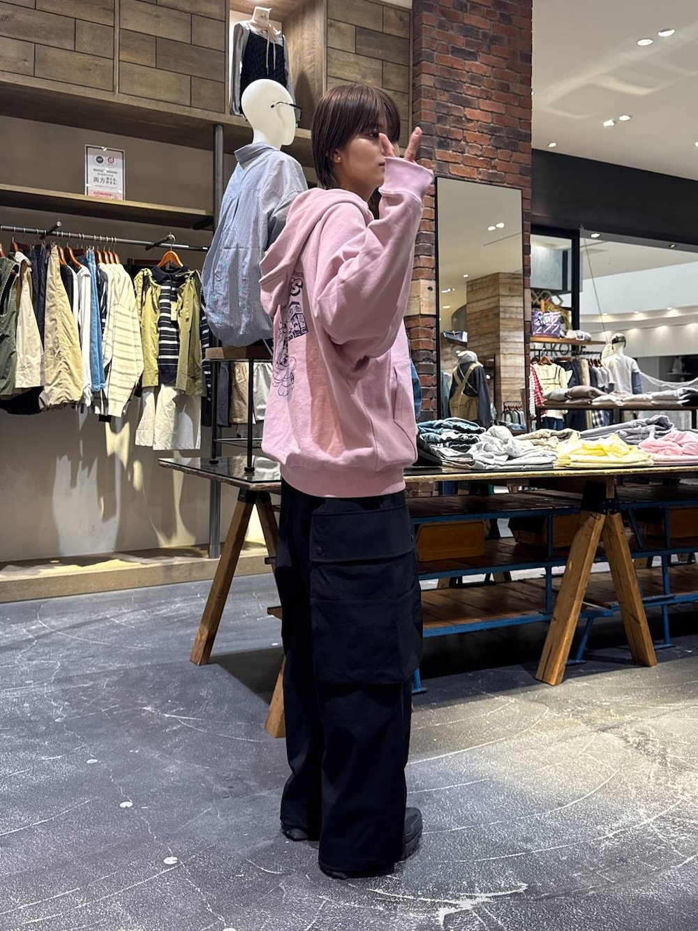 「ワントーン、カジュアル、韓国系、春コーデ、骨格ウェーブ、高身長、niko and ...、パーカー」｜「NEW BALANCEの【New Balance(ニューバランス)】WS327 TBC（スニーカー、ブラック系）」を使った、もずさん（レディース・165cm）の春コーディネートの1枚目の写真