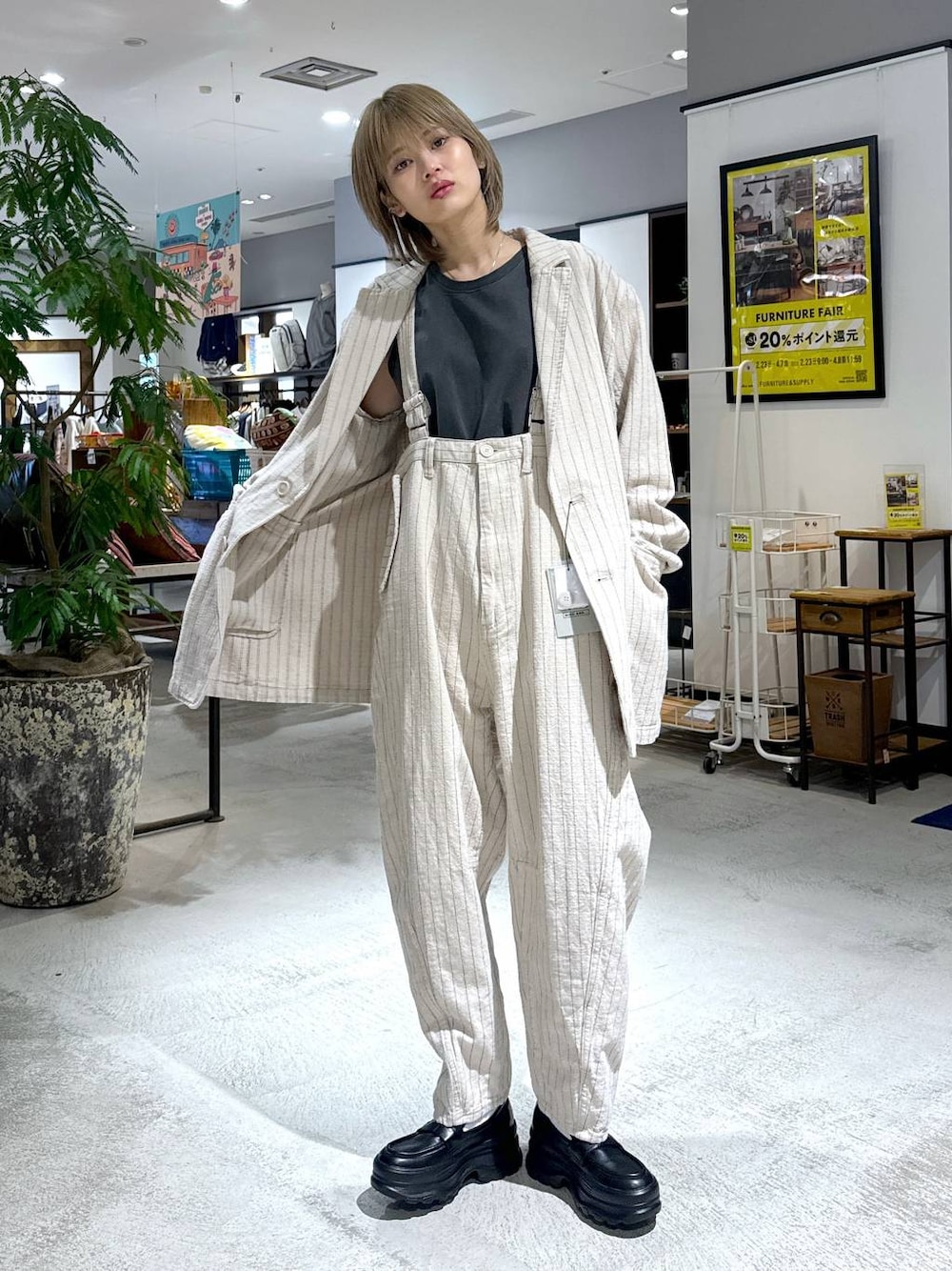 ブラック系のローファー、ベージュ系のテーラードジャケット、ベージュ系のその他パンツを着用したレディースの春コーディネートの1枚目の写真