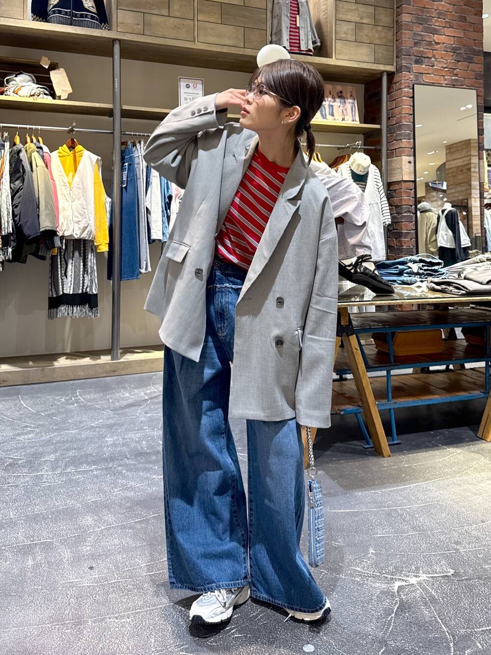 「ワントーン、カジュアル、韓国系、春コーデ、骨格ウェーブ、高身長、niko and ...、ジャケット、ジャケットスタイル、デニムパンツ」｜「niko and...のホヅホヅBIGダブルジャケット（テーラードジャケット、グレー系）」を使った、もずさん（レディース・165cm）の冬コーディネートの1枚目の写真