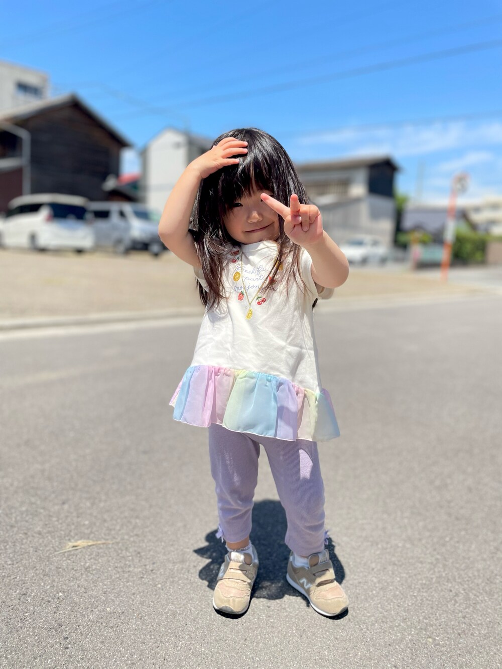 ベージュ系のスニーカー、ホワイト系のTシャツ/カットソー、パープル系のレギンス/スパッツを着用したキッズの夏コーディネートの1枚目の写真