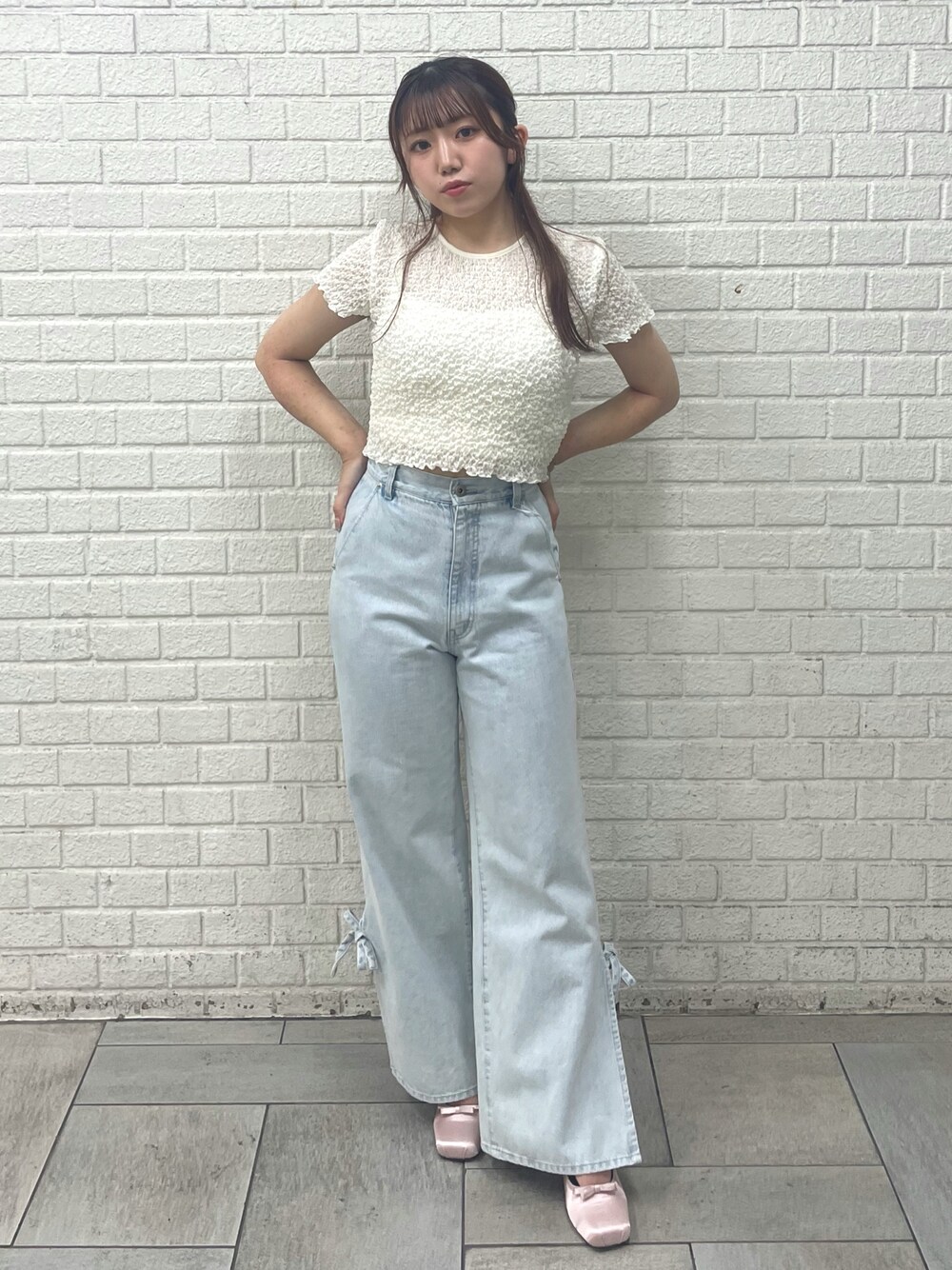 ピンク系のパンプス、ブルー系のデニムパンツ、イエロー系のTシャツ/カットソーを着用したレディースの春コーディネートの1枚目の写真