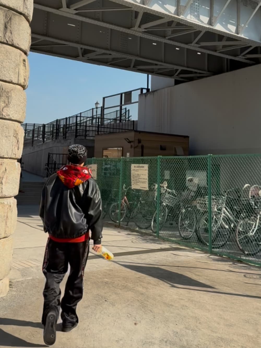 「sumida river walk、TOKYO」｜「A BATHING APEのアイテム（モッズコート、レッド系）」を使った、C.tsukasa(司）さん（骨格ストレート・メンズ・175cm）の冬コーディネートの1枚目の写真
