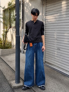 「SINSS（シンス）のTwo tuck wide flare denim / 2タックワイドフレアデニム（デニムパンツ、ブルー系）」を使った、Ousukeさん（メンズ・177cm）の秋コーディネート