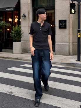 「SINSS（シンス）のRib henley HS T-shirt / リブヘンリーショートスリーブTシャツ（Tシャツ/カットソー、ブラック系）」を使った、桜介さん（メンズ・177cm）の夏コーディネート