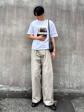 「SINSS（シンス）のSide deep tuck denim / サイドディープタックデニム（デニムパンツ、ベージュ系）」を使った、桜介さん（メンズ・177cm）の夏コーディネート