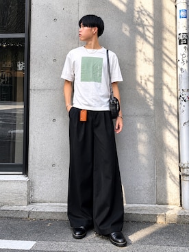 「SINSS（シンス）のTwo tuck wide straight stripe slacks / ２タックワイドストレートストライプスラックス（スラックス、ブラック系）」を使った、桜介さん（メンズ・177cm）の夏コーディネート
