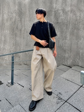 「SINSS（シンス）のSide deep tuck denim / サイドディープタックデニム（デニムパンツ、ベージュ系）」を使った、桜介さん（メンズ・177cm）の夏コーディネート