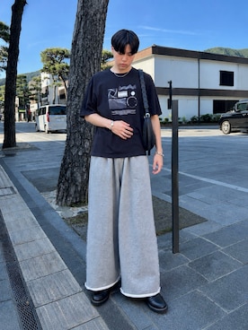 「SINSS（シンス）のTwo tuck sweatpants / 2タックスウェットパンツ（スウェットパンツ、グレー系）」を使った、桜介さん（メンズ・177cm）の夏コーディネート