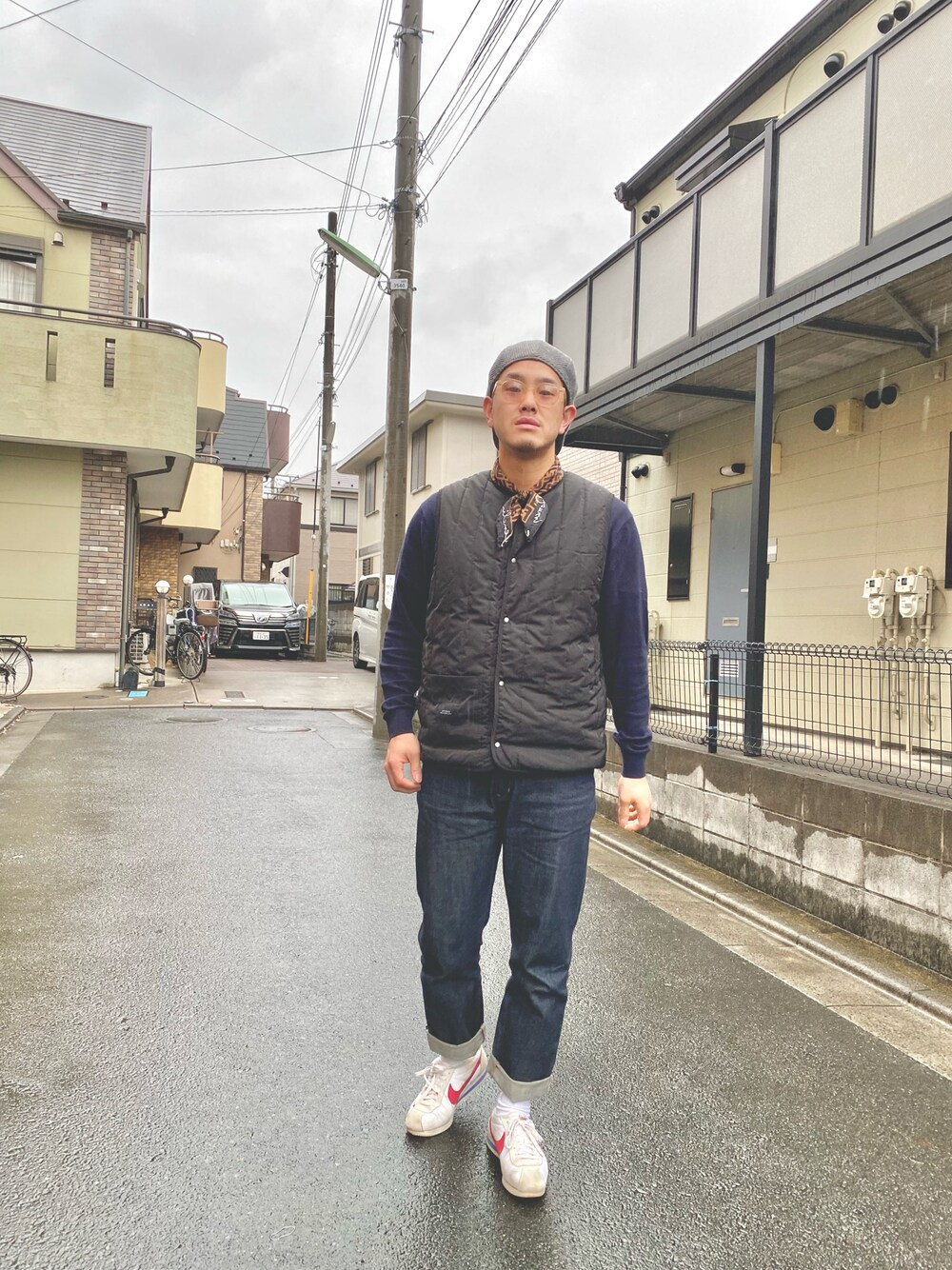 「春コーデ、はじめましてコーデ、オトナカジュアル、おしゃれさんと繋がりたい、プチプラ、スニーカーコーデ、メガネ男子、大人カジュアル、パパコーデ」｜「UNIQLOのアイテム（デニムパンツ、ブラック系）」を使った、M&Mさん（メンズ・180cm）の春コーディネートの1枚目の写真