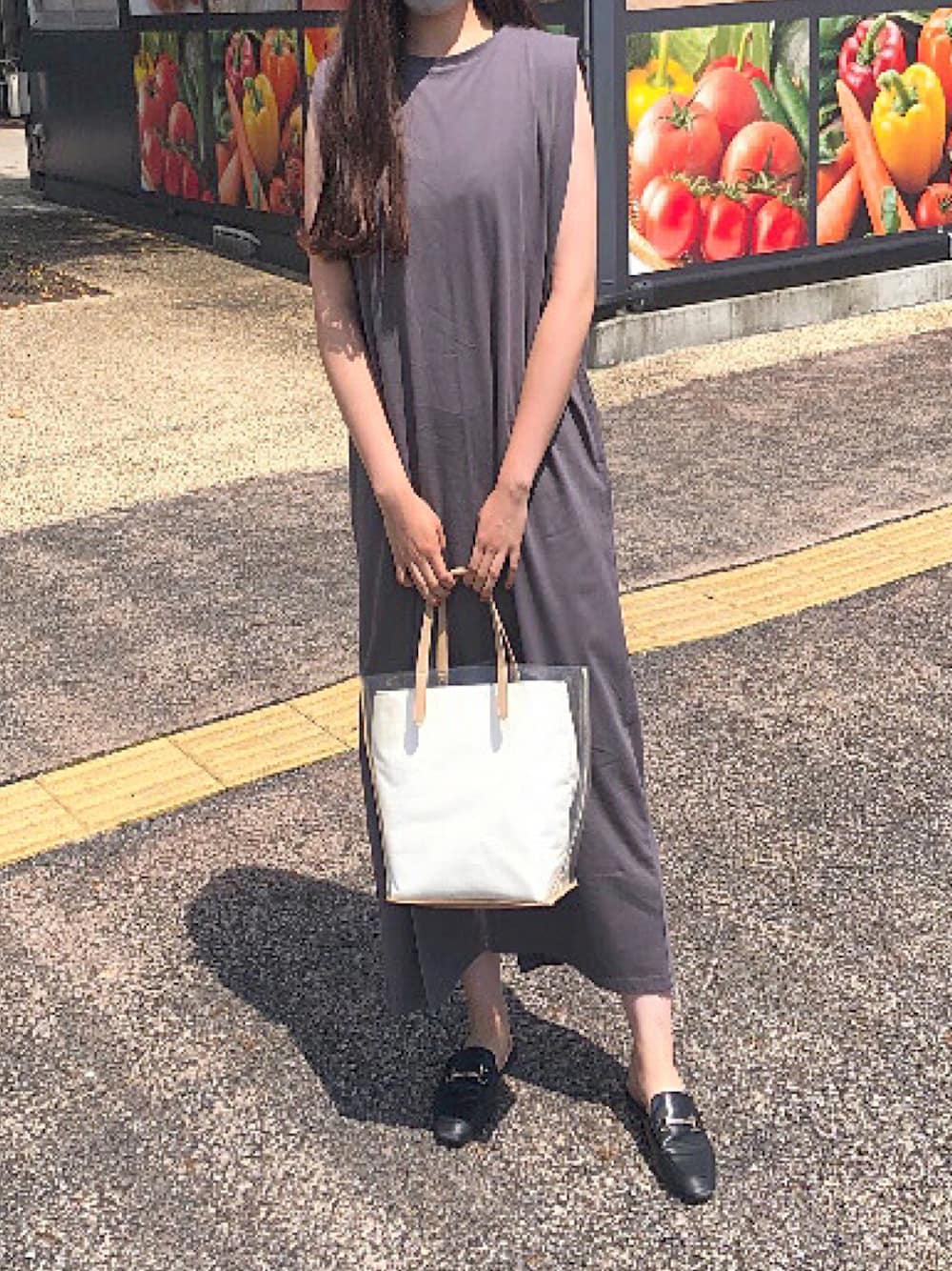 「夏コーデ、休日コーデ、リラックススタイル、大人カジュアル、夏、大人コーデ、summer、ロングワンピース、ノースリーブ、ワンピース」｜「ReNormのタックスリーブワンピース（ワンピース、グレー系）」を使った、y1さん（レディース・158cm）の夏コーディネートの1枚目の写真