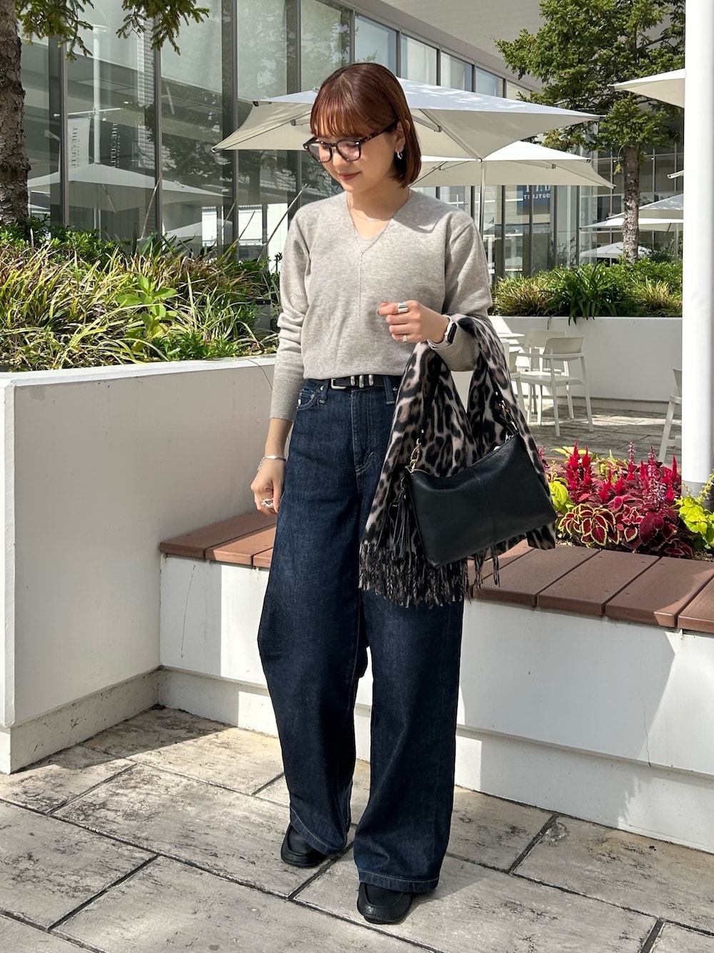 ベージュ系のニット/セーター、ベージュ系のストール/ショールを着用したレディースの秋コーディネートの1枚目の写真