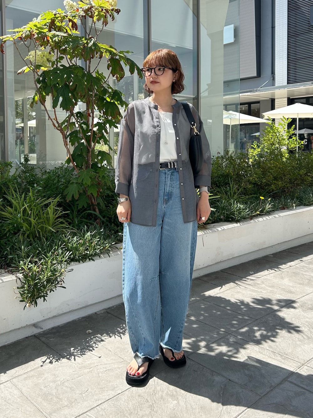 「夏コーデ、厚底サンダル、初夏コーデ、休日スタイル、デニム、シンプルカジュアル、デニムコーデ、夏ファッション、シアー、シアートップス、シアーシャツ、羽織り、羽織りスタイル、シャツ、シャツコーデ」｜「MICO COULIERのシアーリネンライクシャツ（シャツ/ブラウス、グレー系）」を使った、ririkaさん（レディース・157cm）の夏コーディネートの1枚目の写真