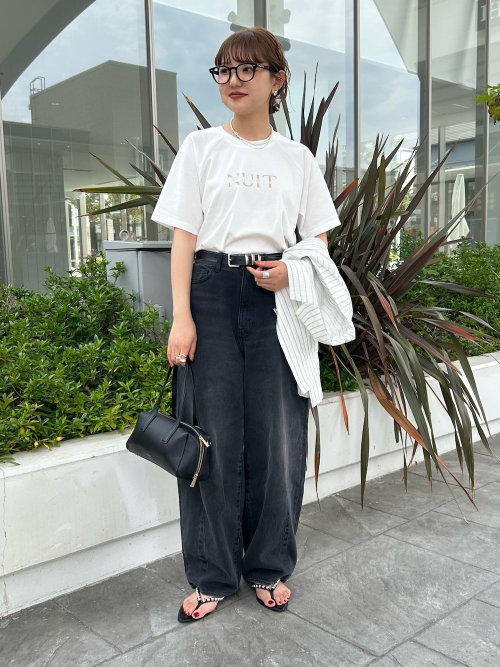 「白シャツ、サンダル、白Tシャツ、初夏コーデ、着回しコーデ、リラックススタイル、デニム、デニムパンツ、Tシャツ×デニム、Tシャツコーデ、Ｔシャツ、Tシャツ/カットソー、シンプルコーデ、シンプルスタイル、ロゴT」｜「MICO COULIERの《接触冷感》Premium Cool Smooth ラグランロゴプリントＴ（Tシャツ/カットソー、ホワイト系）」を使った、ririkaさん（レディース・157cm）の春コーディネートの1枚目の写真
