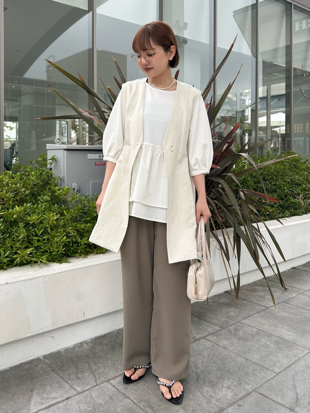 「ジレ、ジレスタイル、ジレコーデ、ジレベスト、春コーデ、春夏コーデ、春色、春服」｜「MICO COULIERのパールスタッズブラウス（シャツ/ブラウス、ホワイト系）」を使った、ririkaさん（レディース・157cm）の春コーディネートの1枚目の写真
