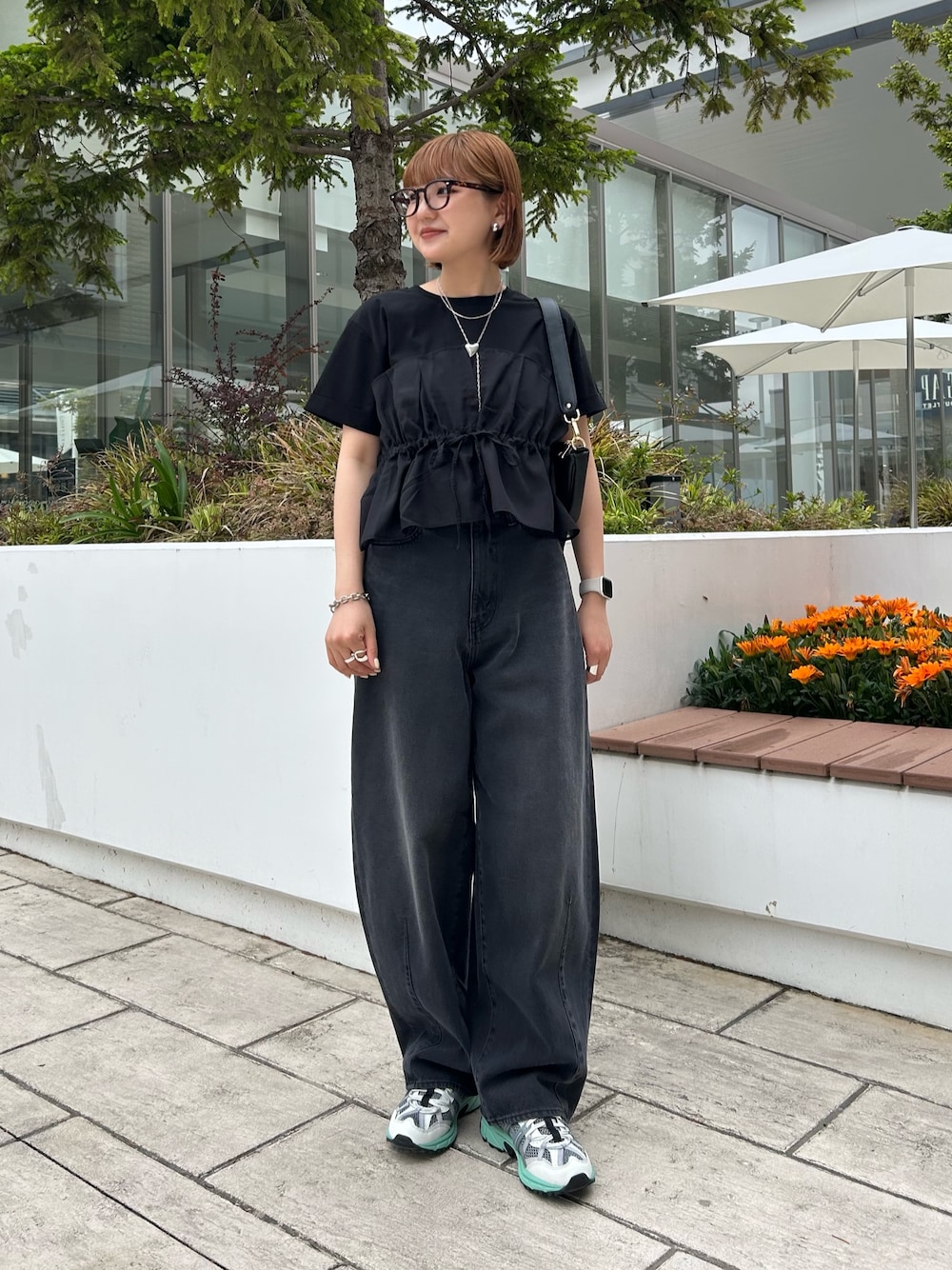 「モノトーン、黒Tシャツ、デニム、オトナカジュアル、着回しコーデ、大人カジュアルコーデ、夏、ラフコーデ、夏服コーデ、今日のコーデ、デニムコーデ、カジュアルガーリー、キャミソール、ビスチェ×デニム、ビスチェ風」｜「MICO COULIERの《接触冷感》キャミソールTシャツ（Tシャツ/カットソー、ブラック系）」を使った、ririkaさん（レディース・157cm）の春コーディネートの1枚目の写真