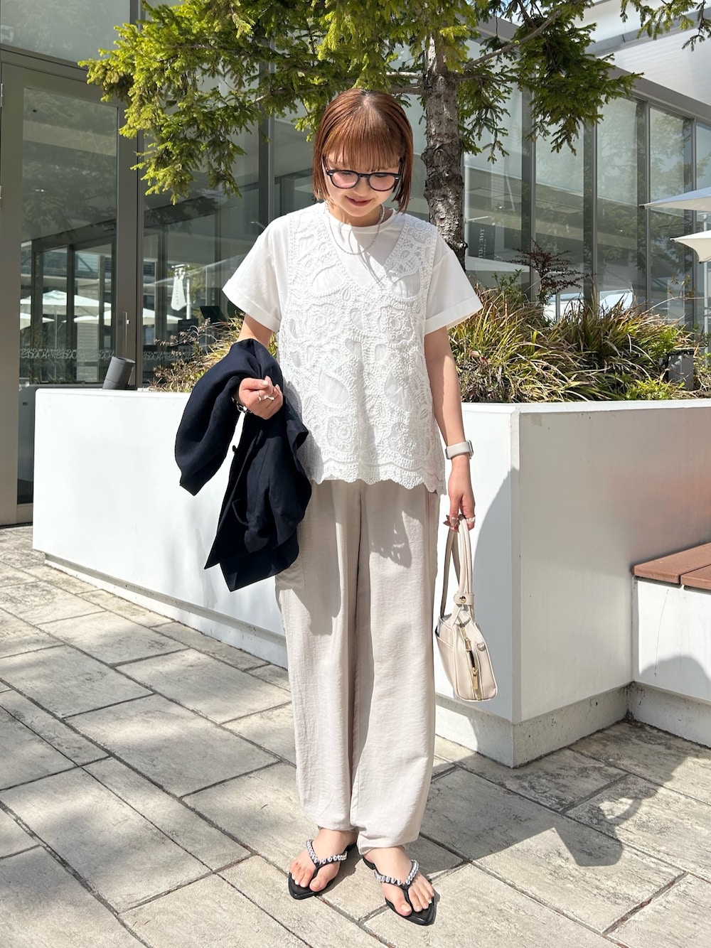 「ワントーン、ワントーンコーデ、ワントーンスタイル、ワントーンコーディネート、ワントーンコーデ 白、夏、夏コーデ、Tシャツ、Tシャツコーデ、ベスト、ベストコーデ、ベストスタイル、ベスト×Tシャツ」｜「MICO COULIERの刺繍2wayタンクトップ（シャツ/ブラウス、ホワイト系）」を使った、ririkaさん（レディース・157cm）の春コーディネートの1枚目の写真