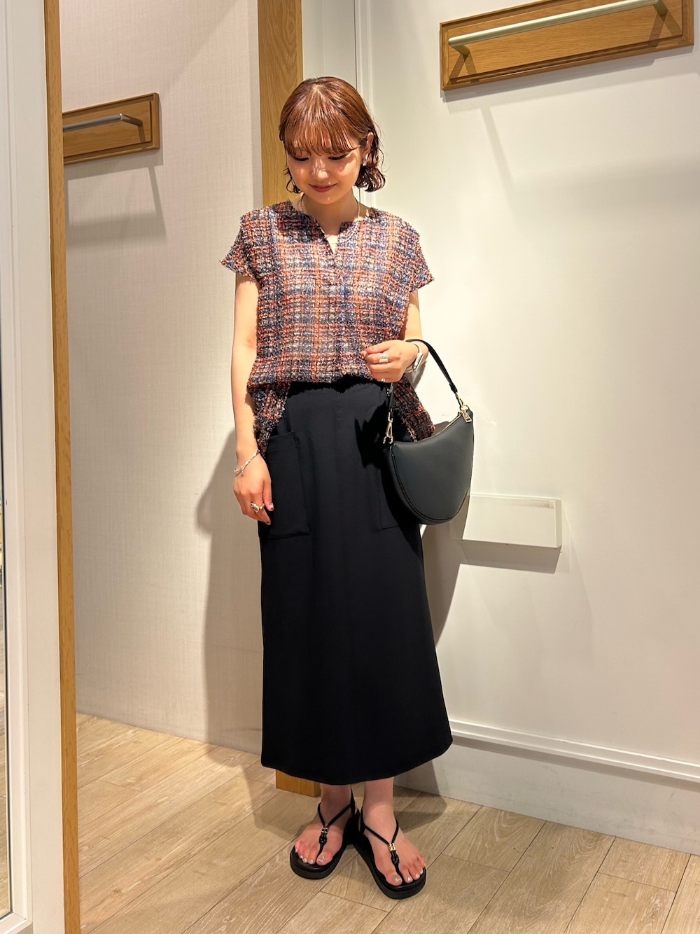 「シアー、シアートップス、シア―ブラウス、ジャガード、キレイ目、きれい目コーデ、お仕事、お仕事コーデ、お仕事スタイル、オフィス、オフィスカジュアル、オフィススタイル」｜「MICO COULIERのカットジャガードチェックプリントブラウス（シャツ/ブラウス、オレンジ系）」を使った、ririkaさん（レディース・157cm）の夏コーディネートの1枚目の写真