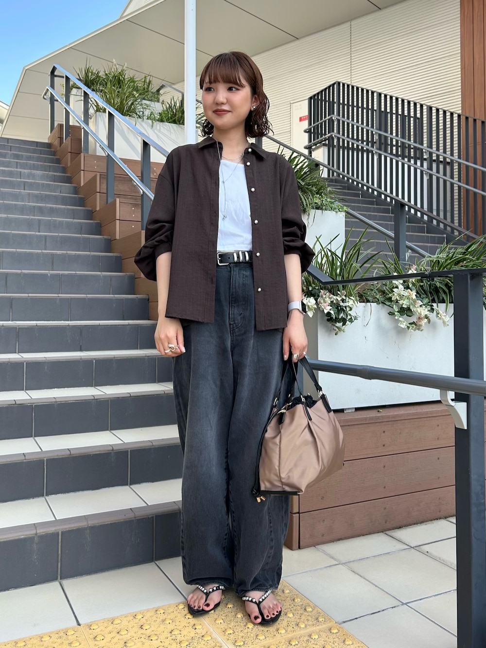 ブラウン系のシャツ/ブラウス、ホワイト系のTシャツ/カットソー、イエロー系のトートバッグを着用したレディースの夏コーディネートの1枚目の写真