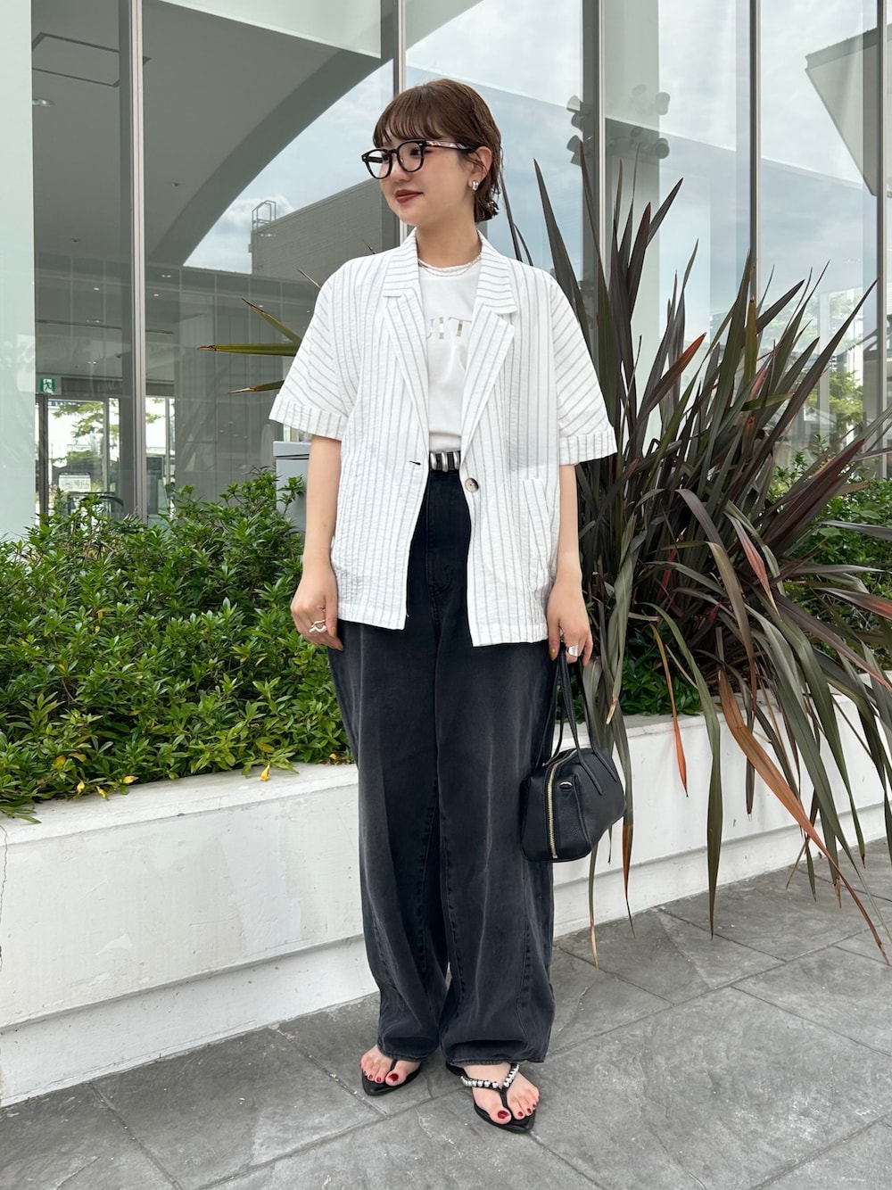 「白シャツ、シアー、シアートップス、シアージャケット、シアージャケットコーデ、半袖ジャケット、夏コーデ、夏服、デニム、デニムパンツ、デニムコーデ」｜「MICO COULIERのシルク調テーラーハーフスリーブジャケット（テーラードジャケット、グレー系）」を使った、ririkaさん（レディース・157cm）の春コーディネートの1枚目の写真