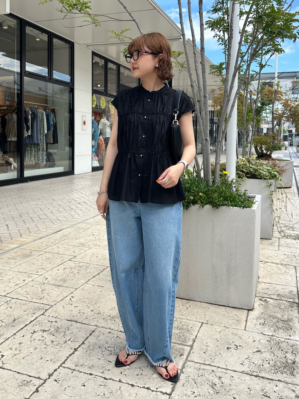 「ブラウス、ブラウス×デニム、ブラウスコーデ、ティアードブラウス、ブラックコーデ、夏、夏コーデ、夏服、フレンチスリーブ、フレンチスリーブブラウス、カジュアル、カジュアルコーデ、カジュアルガーリー、大人カジュアル、大人かわいい」｜「MICO COULIERの60ボイルローンブラウス（シャツ/ブラウス、ブラック系）」を使った、ririkaさん（レディース・157cm）の夏コーディネートの1枚目の写真